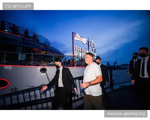 百威联动大罗推出阿福头挂件十万球迷召唤传奇燃动赛场青春